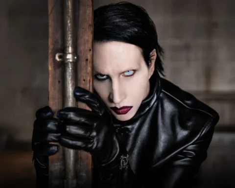 Marilyn Manson con traje negro de látex