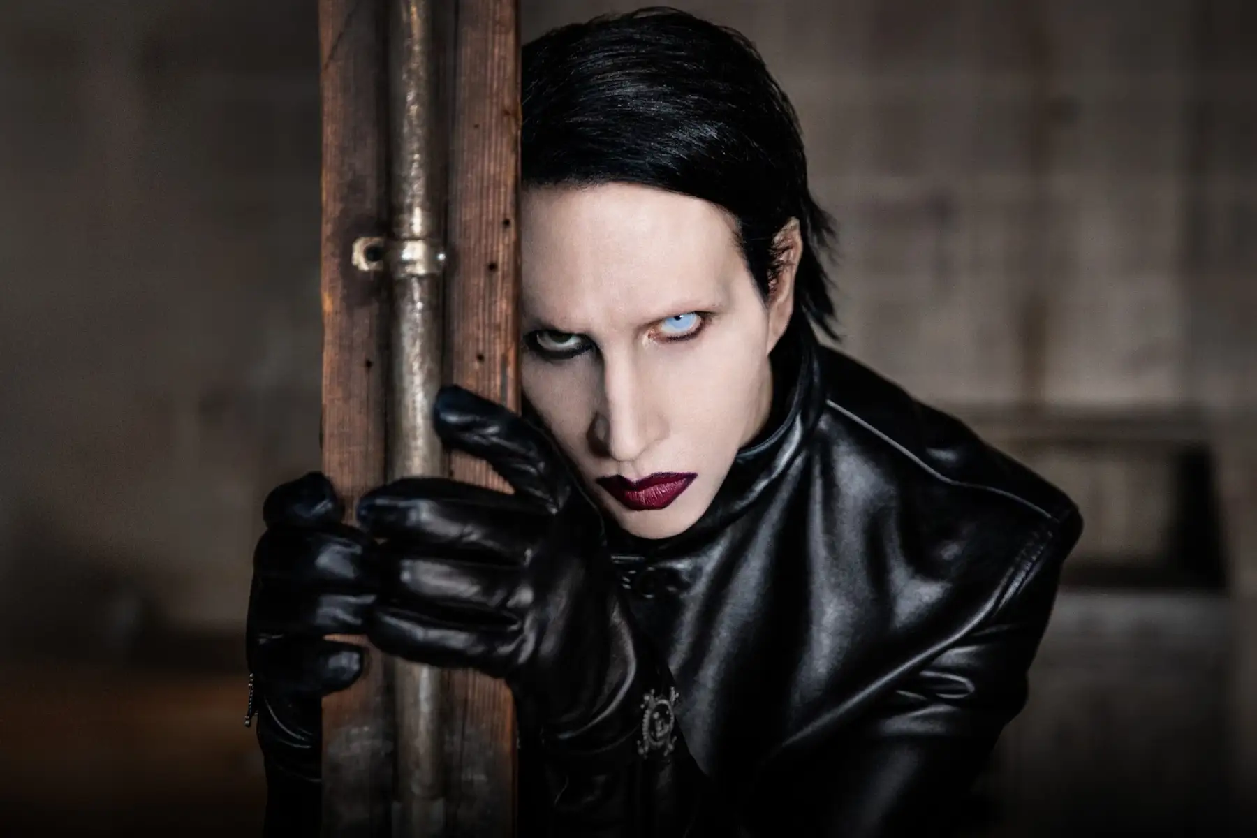 Marilyn Manson con traje negro de látex