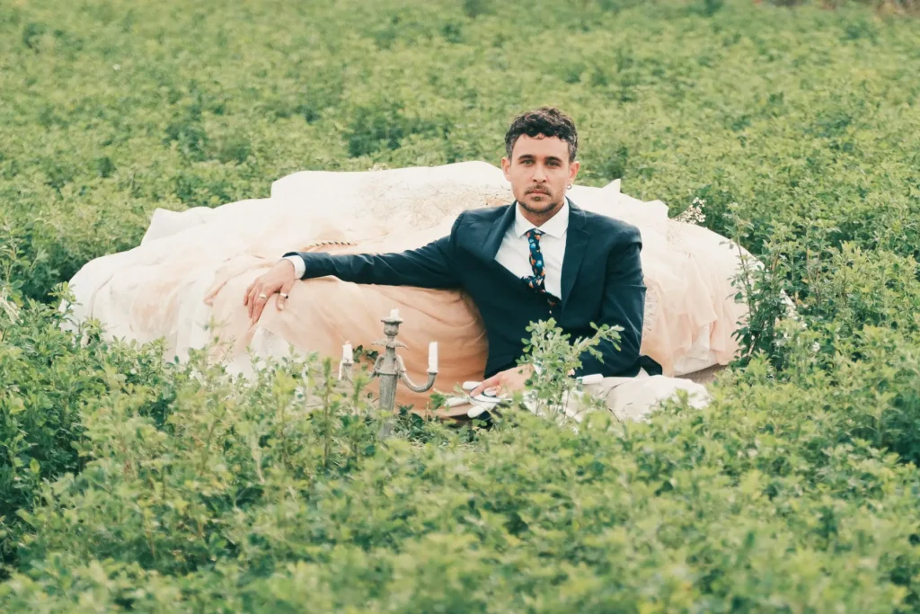 Max Valdés en un bosque verde