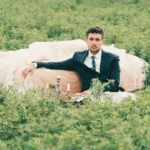 Max Valdés en un bosque verde