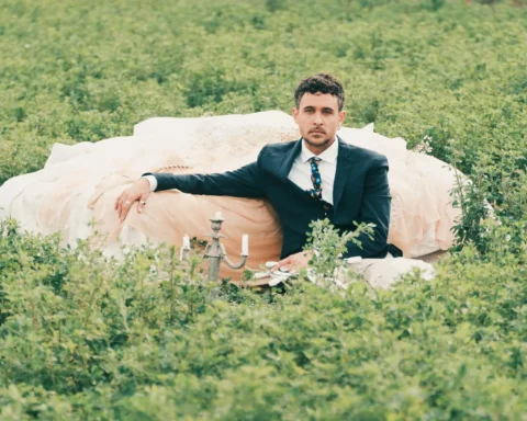 Max Valdés en un bosque verde