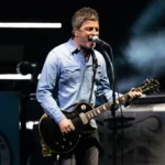 Noel Gallagher sobre el escenario con Oasis