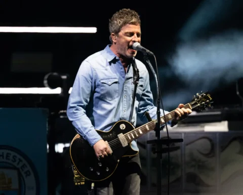 Noel Gallagher sobre el escenario con Oasis