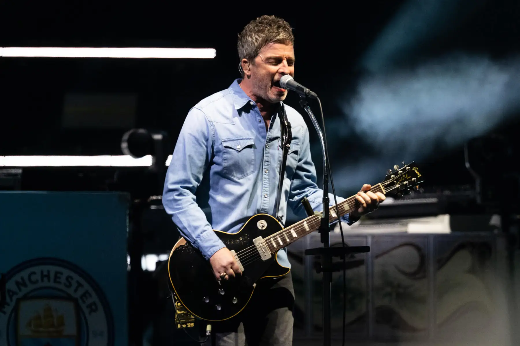 Noel Gallagher sobre el escenario con Oasis