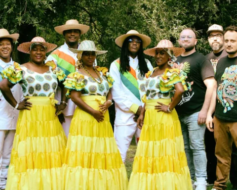 Nuevos Rios con trajes tradicionales