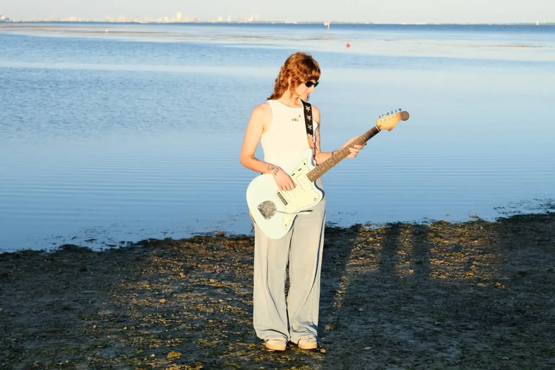 Paola Sophia con su guitarra blanca