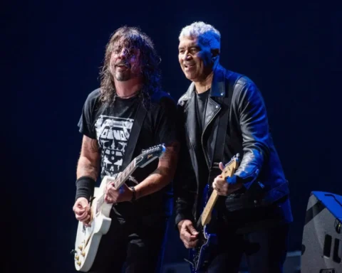 Pat Smear y Dave Grohl en el escenario
