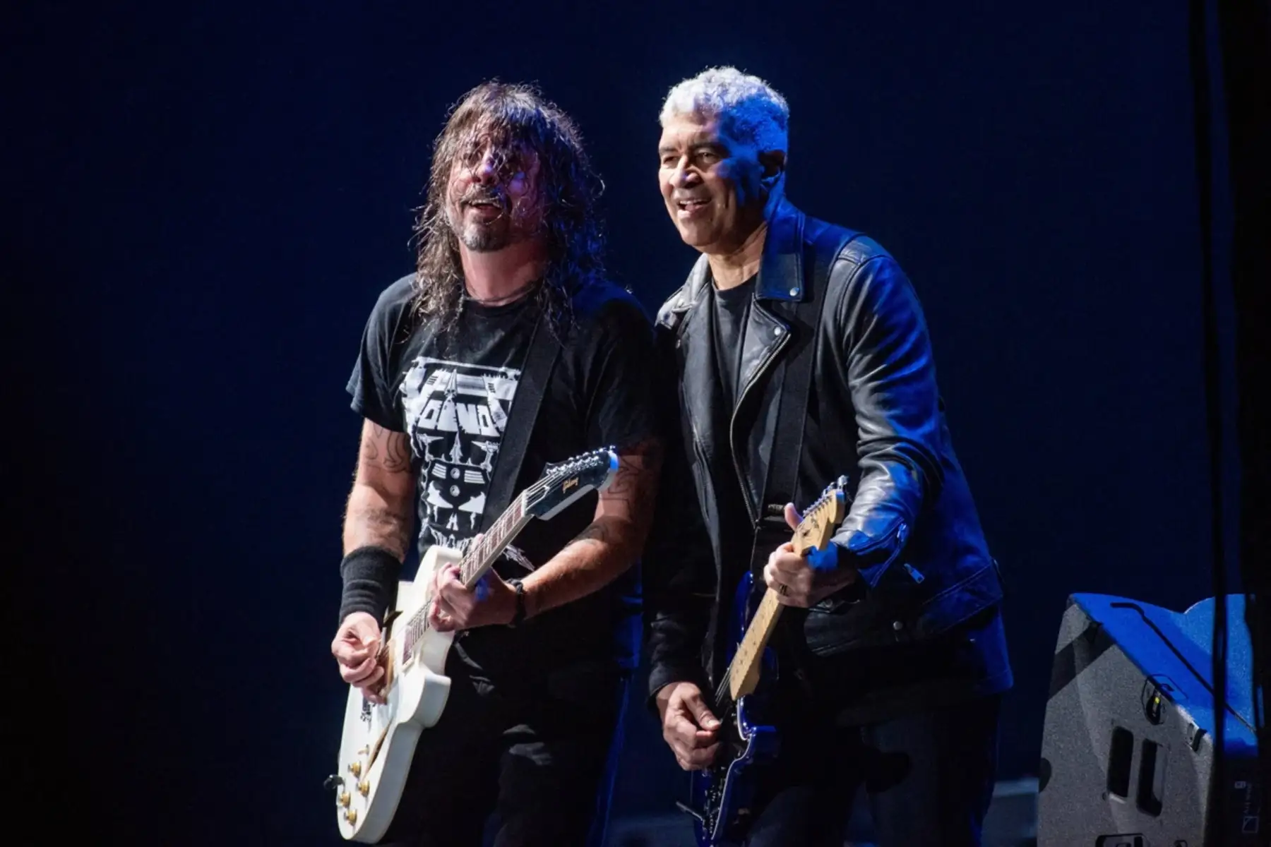 Pat Smear y Dave Grohl en el escenario