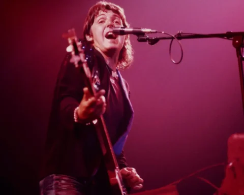 Paul McCartney junto a Wings