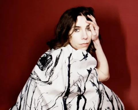 PJ Harvey, vestida de blanco