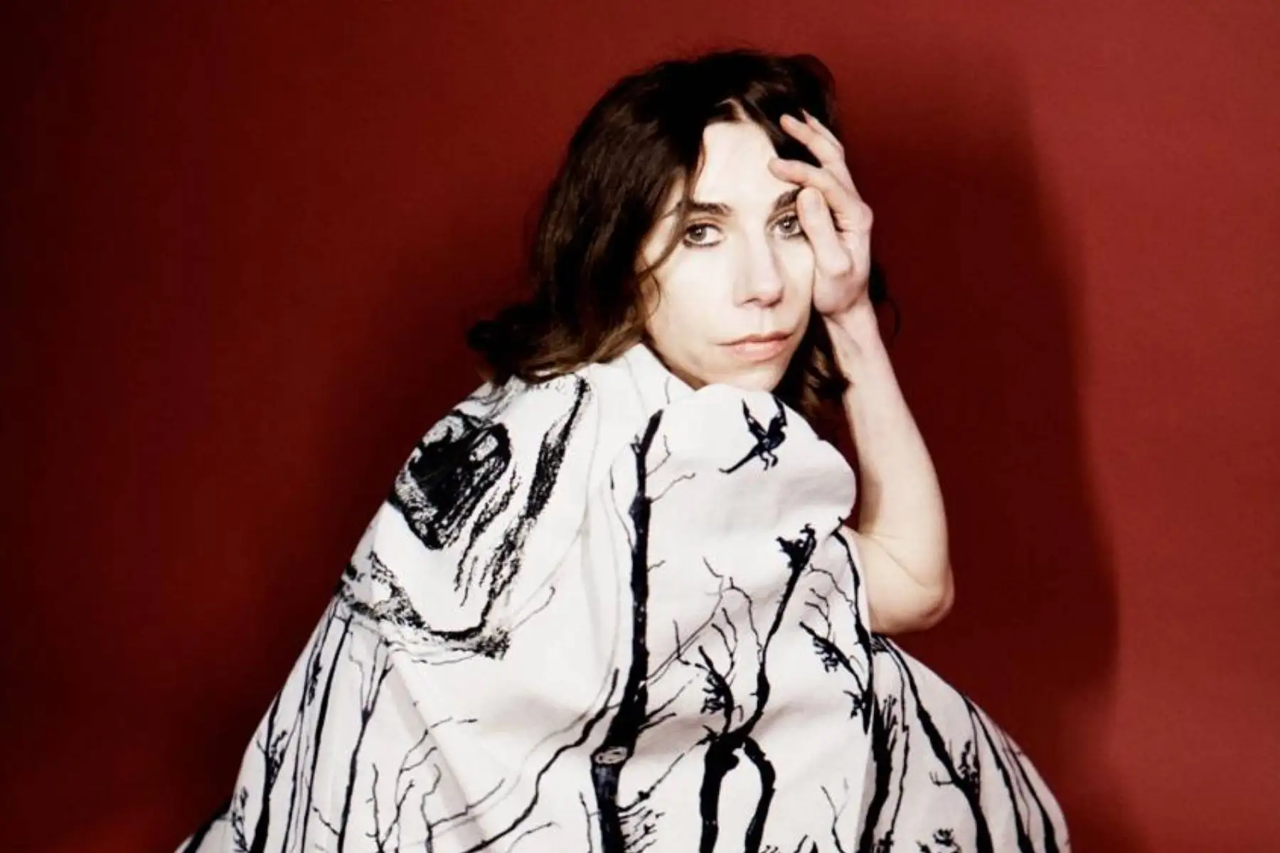 PJ Harvey, vestida de blanco