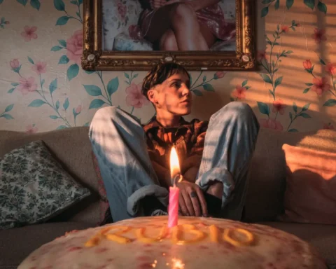 Rubio sentada en un sofá