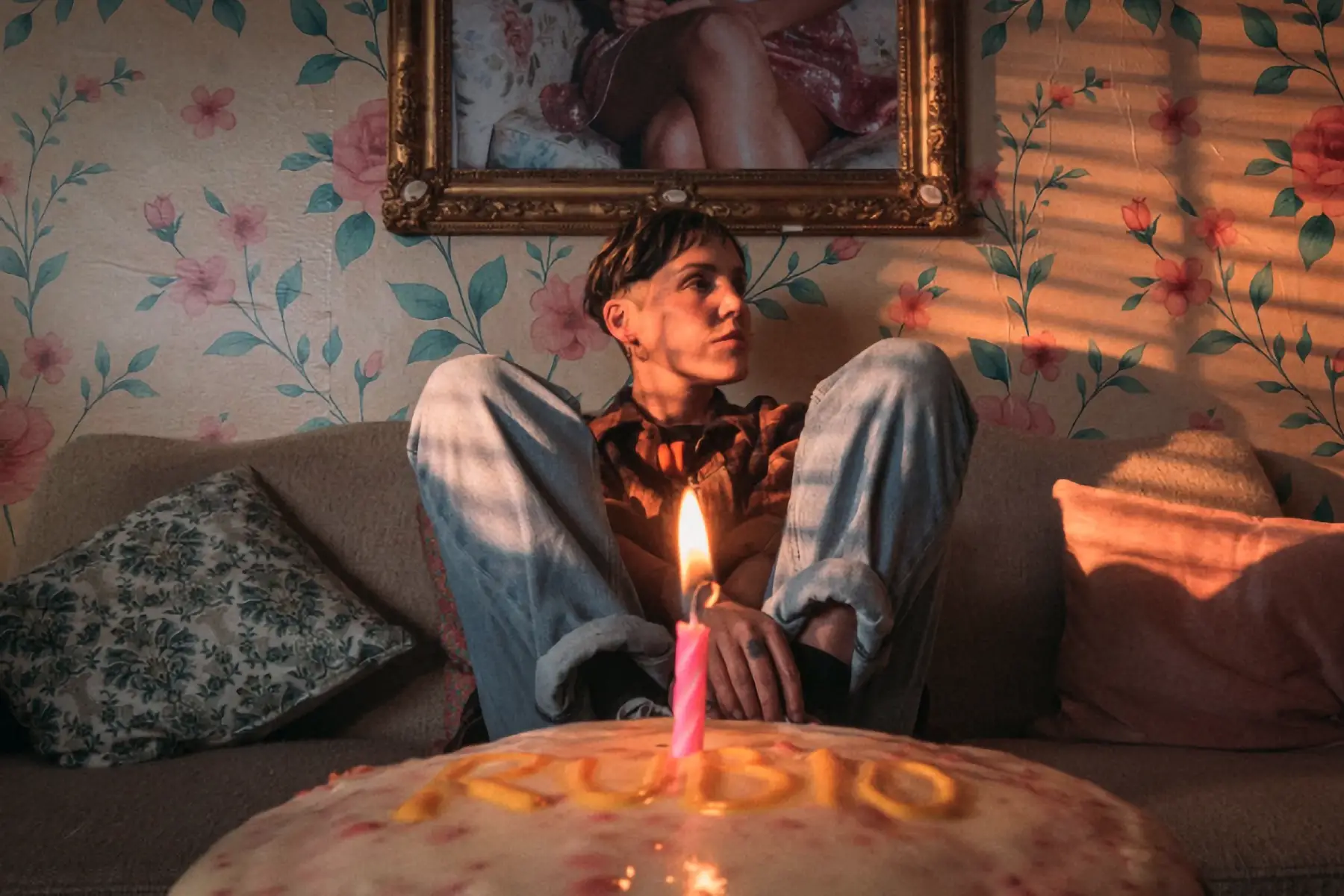 Rubio sentada en un sofá