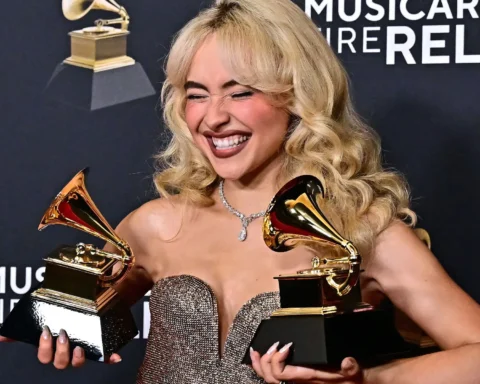 Sabrina Carpenter sosteniendo dos premios Grammy