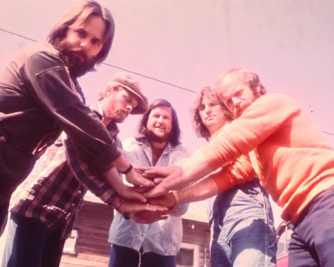 The Beach Boys juntando las manos al centro