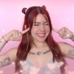 Akira tapándose los oídos