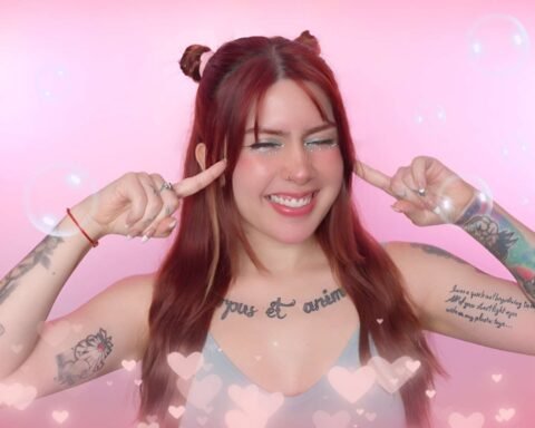 Akira tapándose los oídos