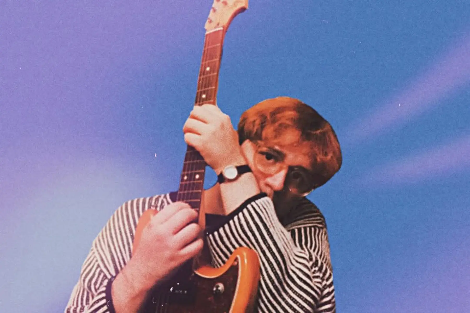 Alan Troy con su guitarra eléctrica