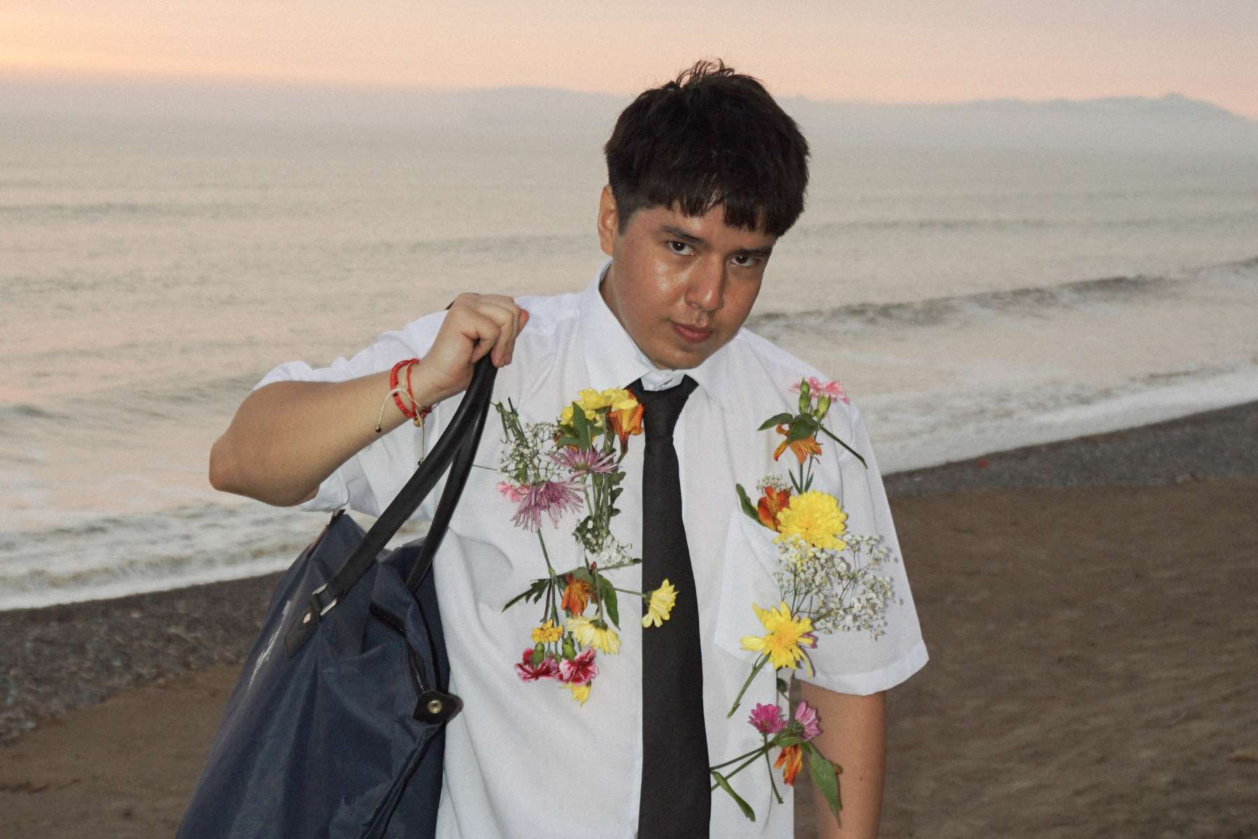 Andoni con camisa blanca en la playa
