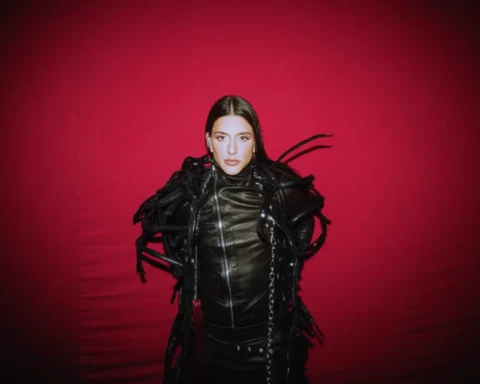 Arca con traje negro y fondo rojo