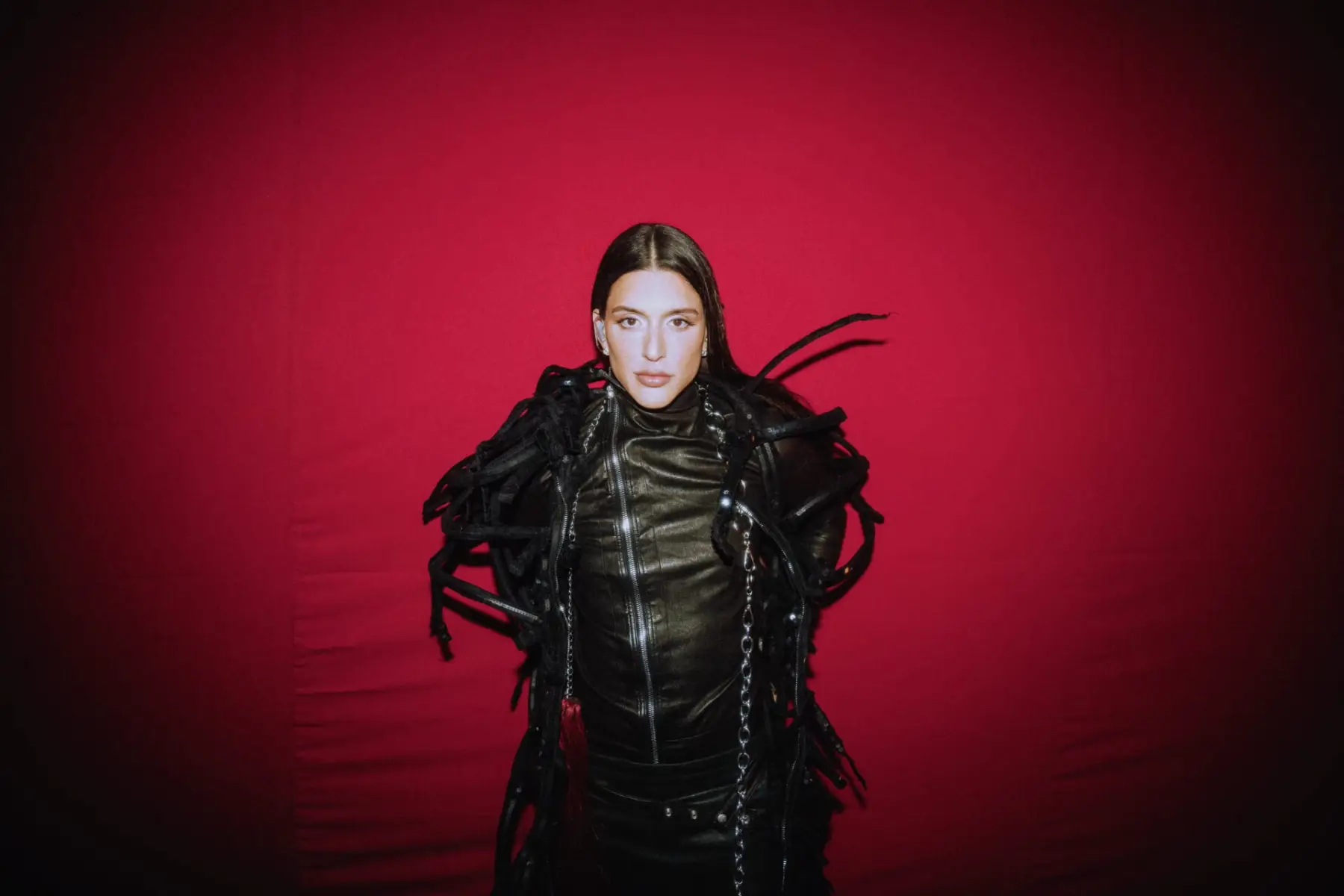 Arca con traje negro y fondo rojo