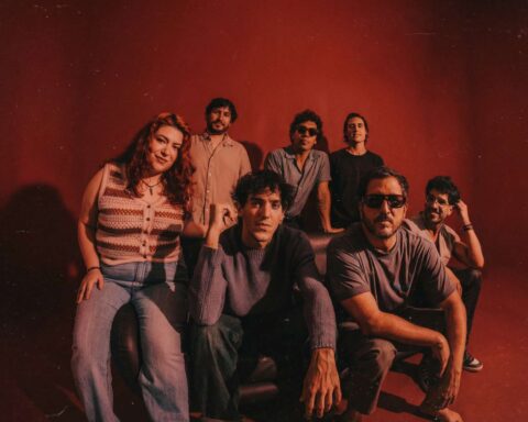 Autobús posando sobre un fondo rojo