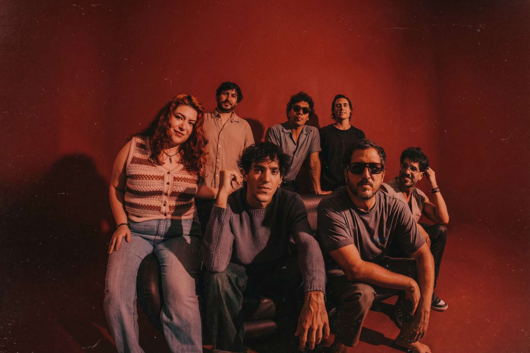 Autobús posando sobre un fondo rojo