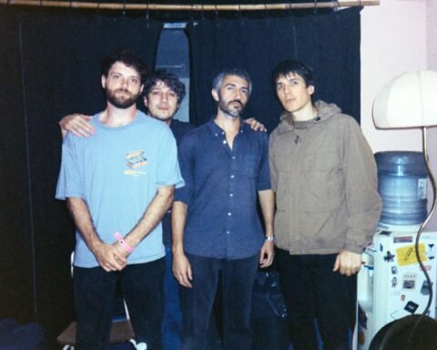 Bestia Bebé en la sala de una casa