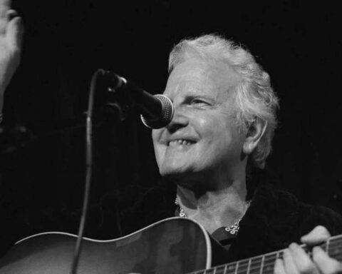 Billy Steinberg con su guitarra
