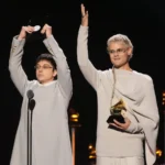 Ca7riel y Paco Amoroso recibiendo un Grammy