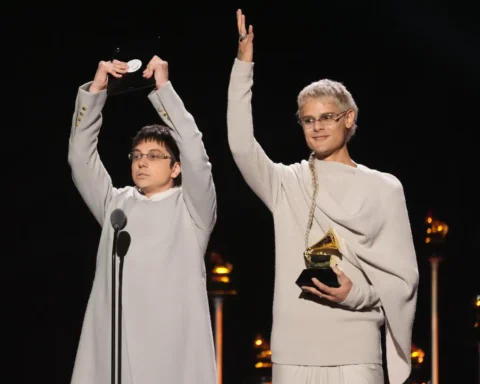 Ca7riel y Paco Amoroso recibiendo un Grammy