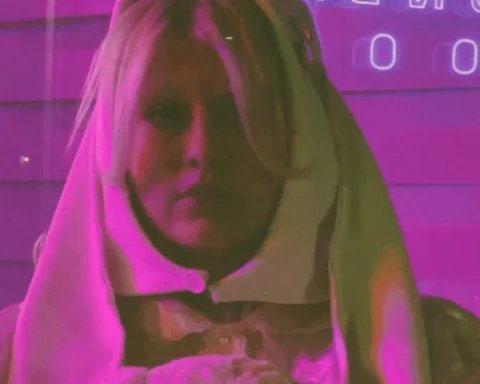 Conijitu en retrato de color rosa