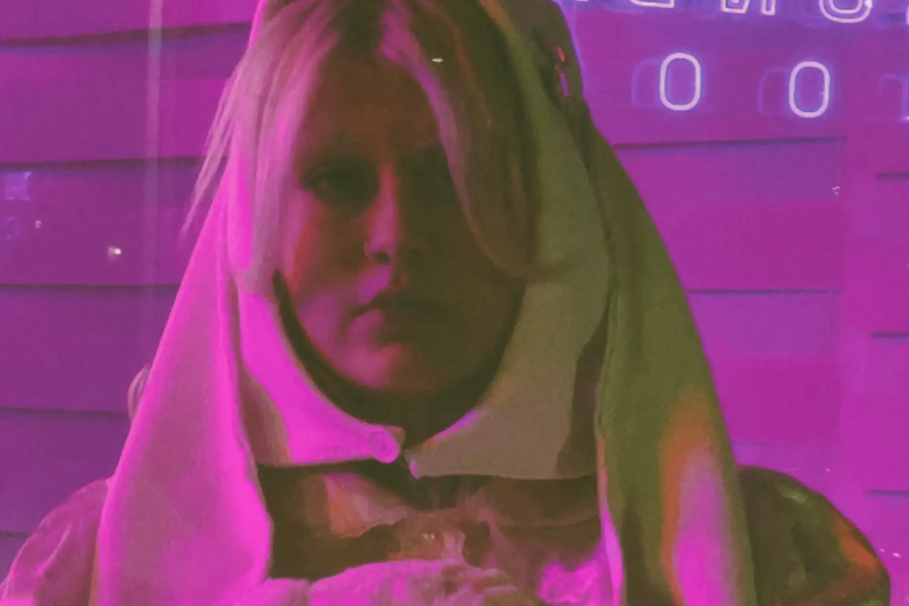 Conijitu en retrato de color rosa