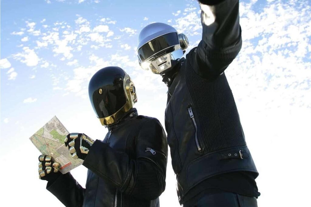 Daft Punk con sus chaquetas negras