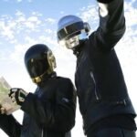 Daft Punk con sus chaquetas negras