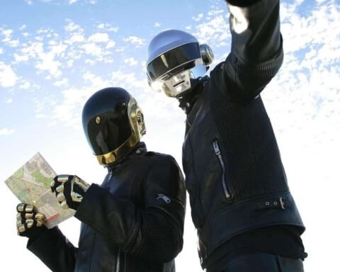 Daft Punk con sus chaquetas negras