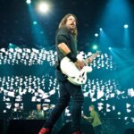 Dave Grohl sobre el escenario con su guitarra