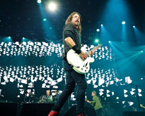 Dave Grohl sobre el escenario con su guitarra