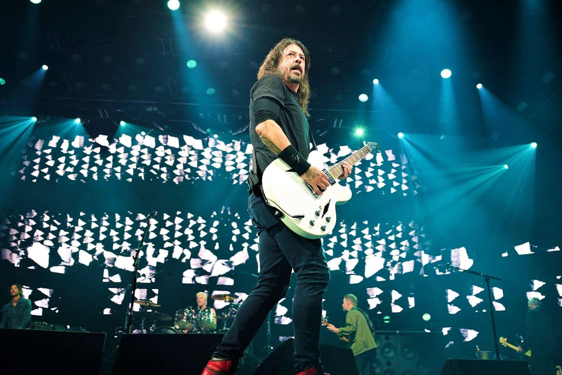 Dave Grohl sobre el escenario con su guitarra