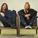 Dave Grohl y Taylor Hawkins en una silla
