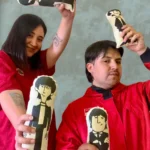 Felipe Zepeda y Flores con trajes rojos