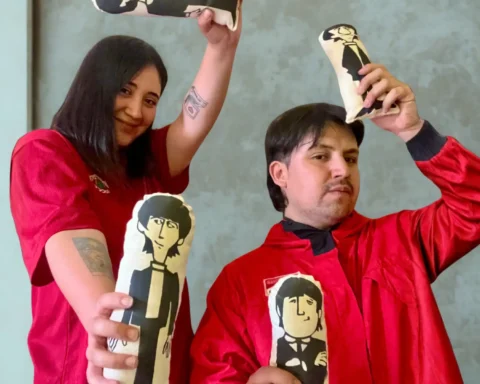 Felipe Zepeda y Flores con trajes rojos