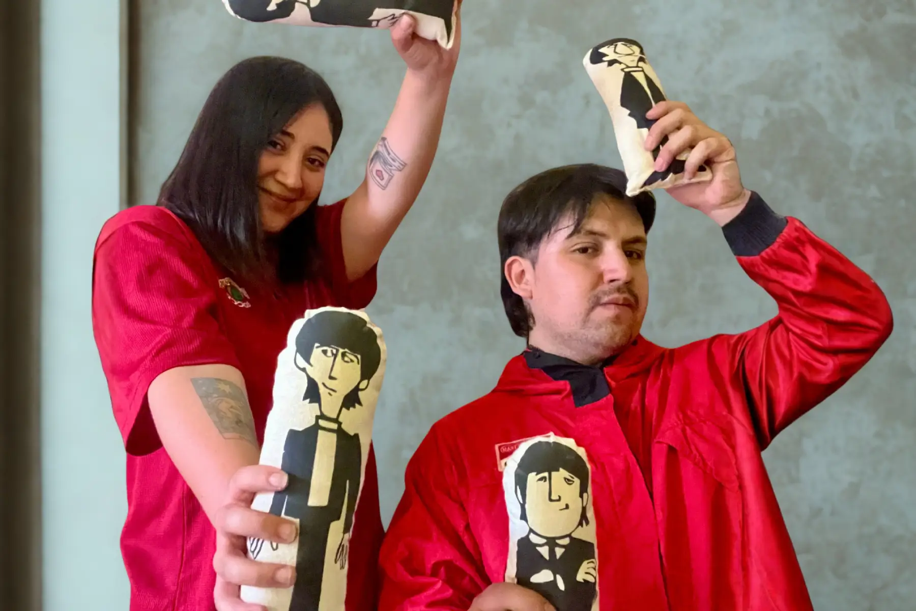 Felipe Zepeda y Flores con trajes rojos