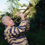 Flea tocando una trompeta