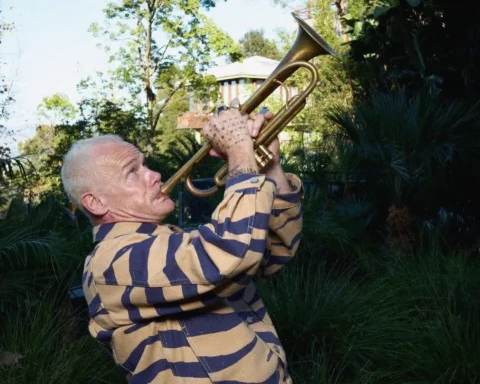 Flea tocando una trompeta