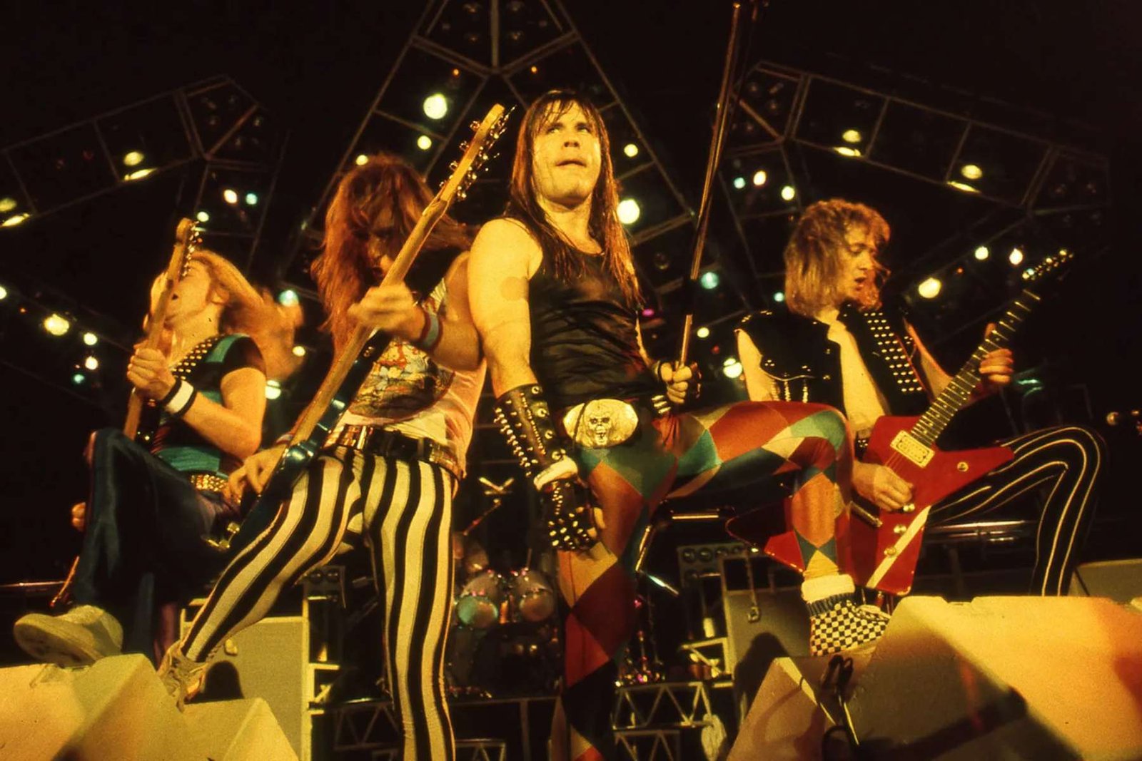 Iron Maiden en el escenario en 1983