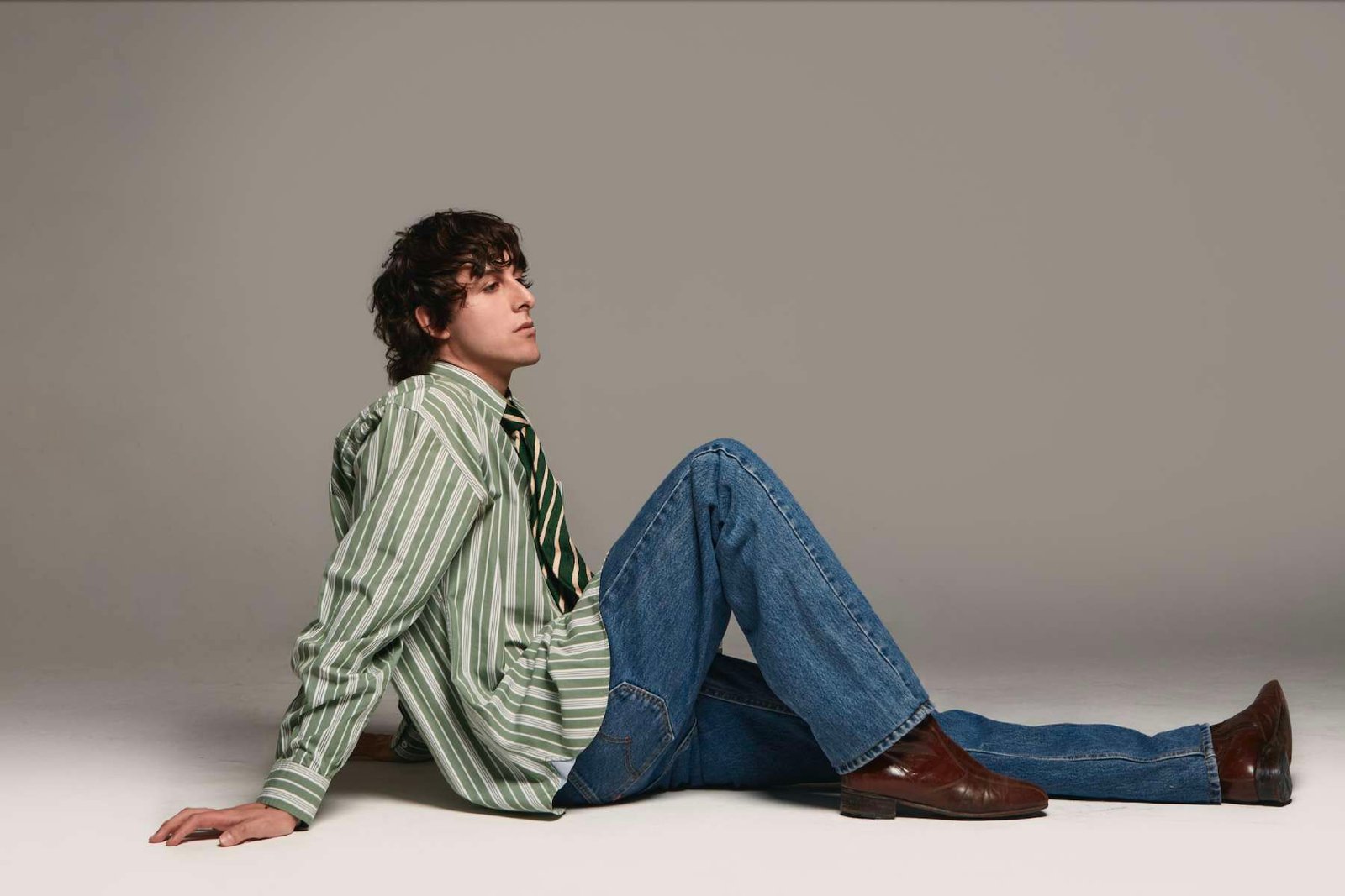 Jaze sentado en el piso