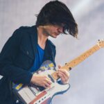 Jonny Greenwood sobre el escenario con su guitarra