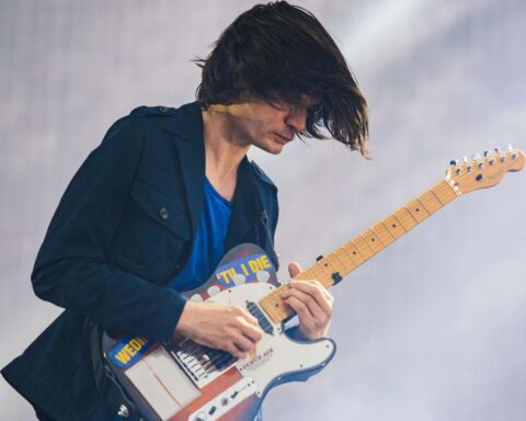 Jonny Greenwood sobre el escenario con su guitarra