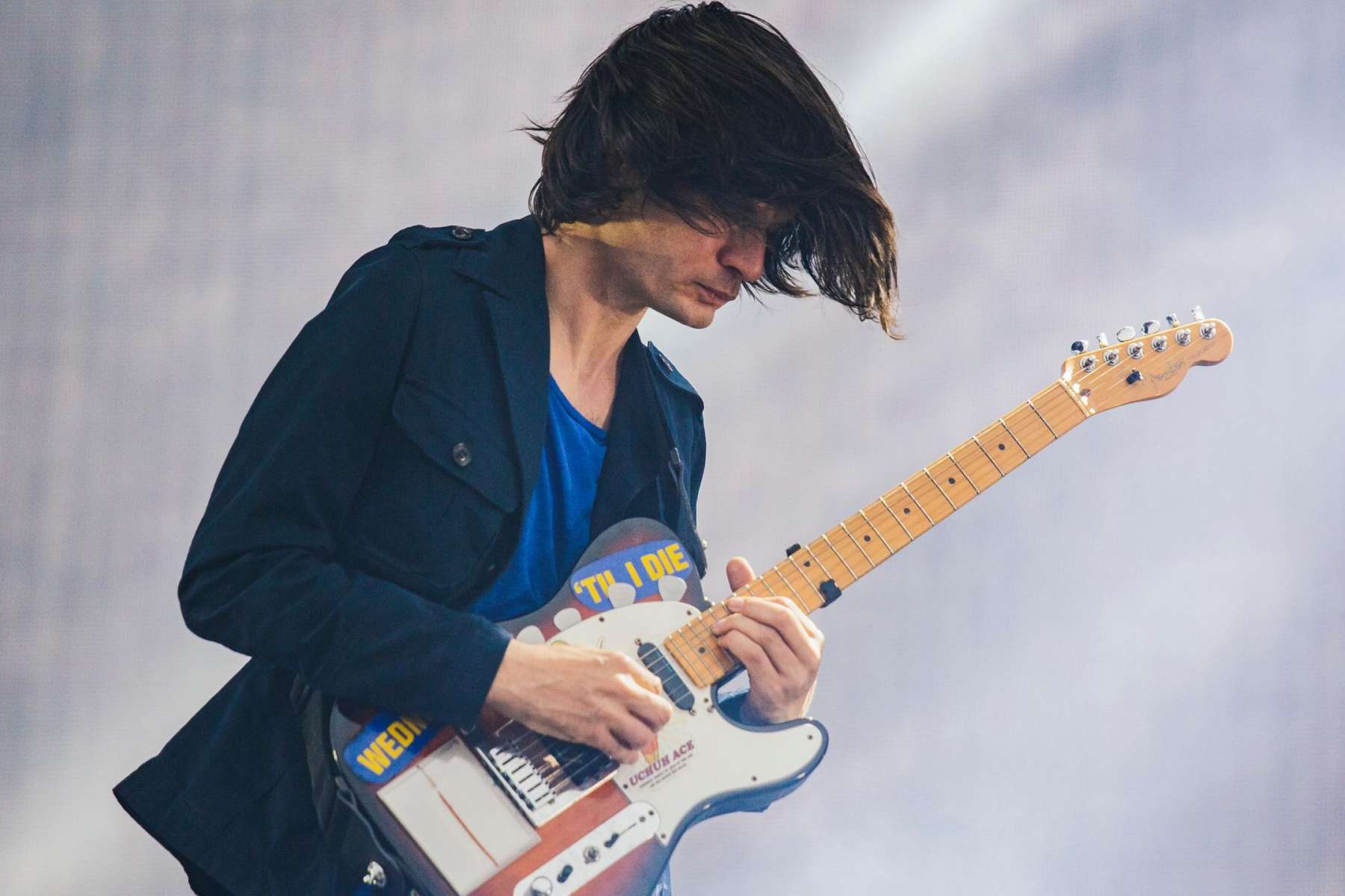 Jonny Greenwood sobre el escenario con su guitarra